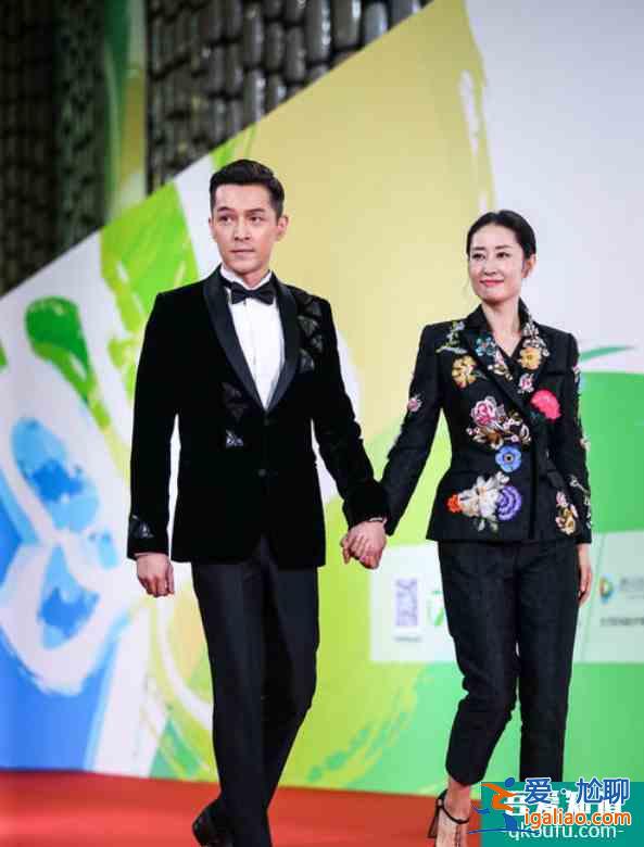 《白色月光》熱播，胡歌和靳東在線追問劇情，劉敏濤高情商拒絕？