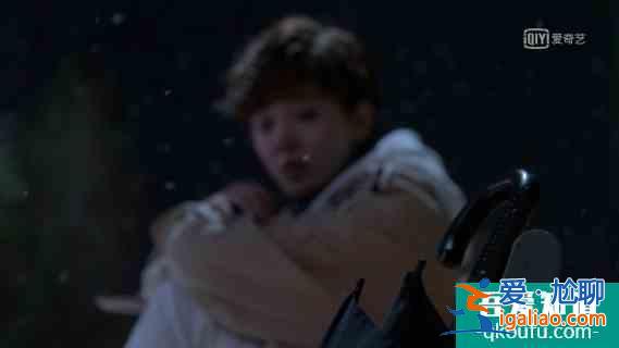 《穿盔甲的少女》開播笑到頭掉，冰甜CP首次KISS太魔性了？