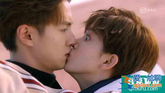 《穿盔甲的少女》開播笑到頭掉，冰甜CP首次KISS太魔性了？
