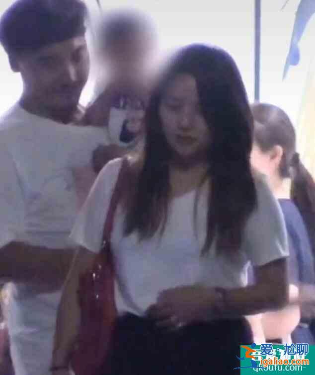 何潔刁磊同框現(xiàn)身 刁磊抱三胎女兒互動(dòng)畫面溫馨有愛？