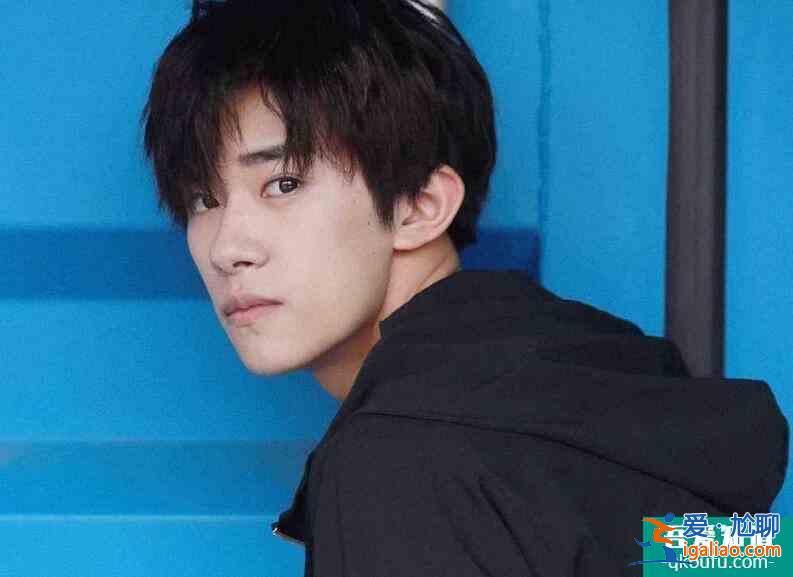 易烊千璽懟臉側顏照 網友:這鼻梁可以在上面滑滑梯了? 易烊千璽懟臉側顏照 網友:這鼻梁可以在上面滑滑梯了?