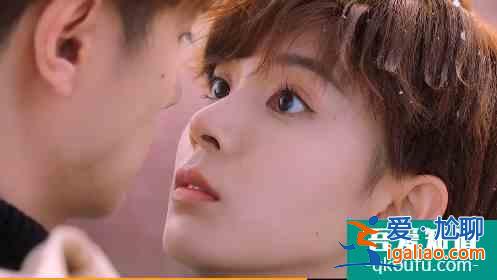 《穿盔甲的少女》開播！劇情爛老梗，演技好尷尬，倒地都能親？
