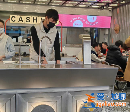 曝王思聰攜新女友露面!大口嗦粉接地氣 身材發福臃腫變化大