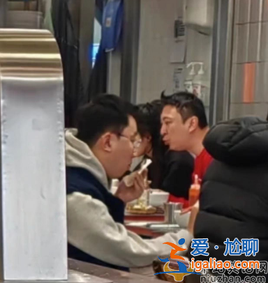 曝王思聰攜新女友露面!大口嗦粉接地氣 身材發福臃腫變化大