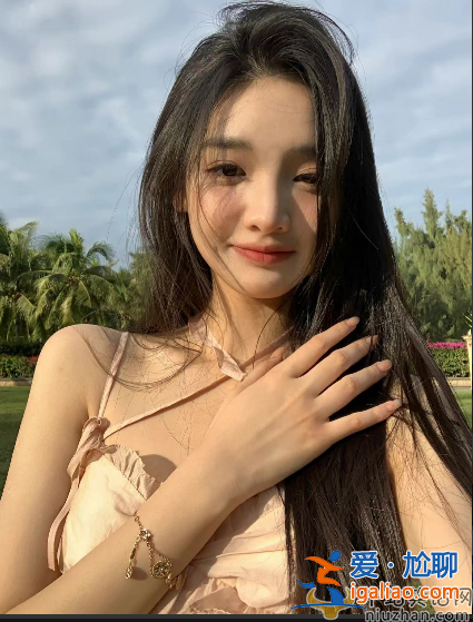 曝王思聰攜新女友露面!大口嗦粉接地氣 身材發福臃腫變化大