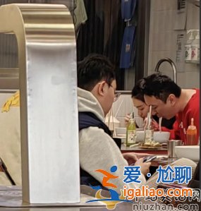 曝王思聰攜新女友露面!大口嗦粉接地氣 身材發福臃腫變化大