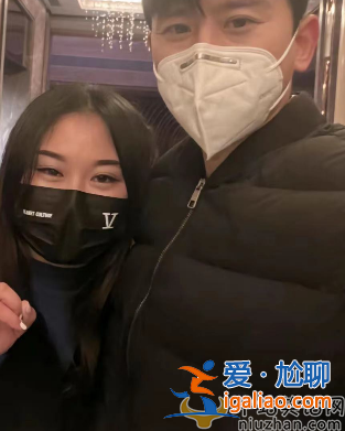 張杰與女粉絲拍照引爭議!倆人緊貼著太親密 女方靠其懷中太甜蜜