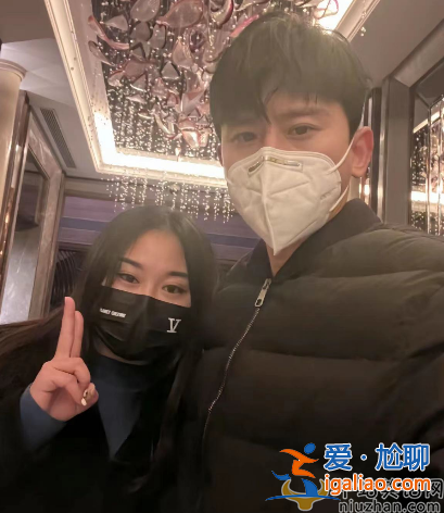 張杰與女粉絲拍照引爭議!倆人緊貼著太親密 女方靠其懷中太甜蜜