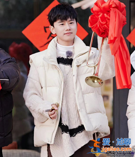 張杰與女粉絲拍照引爭議!倆人緊貼著太親密 女方靠其懷中太甜蜜