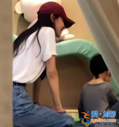 前一秒楊穎帶兒子逛街被受好評 下一秒楊穎現身韓團BLACKPINK演唱會惹爭議 前一秒楊穎帶兒子逛街被受好評 下一秒楊穎現身韓團BLACKPINK演唱會惹爭議