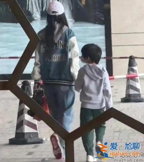 前一秒楊穎帶兒子逛街被受好評 下一秒楊穎現身韓團BLACKPINK演唱會惹爭議 前一秒楊穎帶兒子逛街被受好評 下一秒楊穎現身韓團BLACKPINK演唱會惹爭議