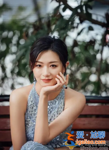 萬茜一家三口罕同框！夫妻倆當街熱吻秀恩愛 一旁女兒似小大人