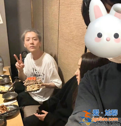 曝鹿晗關(guān)曉彤日本過春節(jié) 與路人合影大秀恩愛 一晚酒店費(fèi)用近萬元