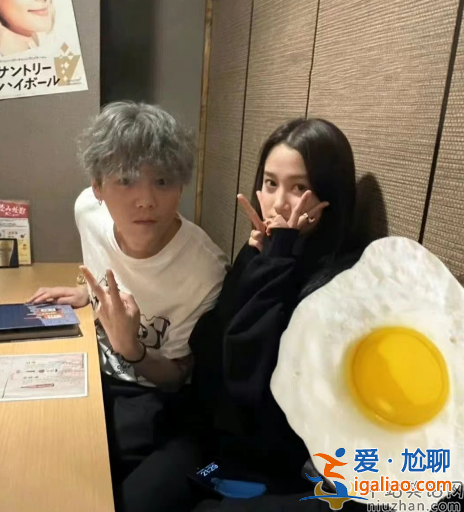 曝鹿晗關(guān)曉彤日本過春節(jié) 與路人合影大秀恩愛 一晚酒店費(fèi)用近萬元