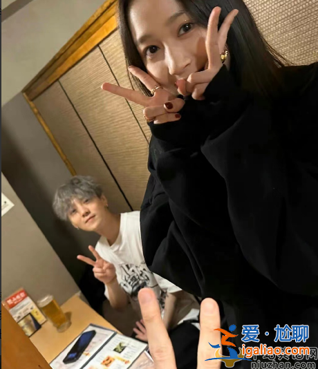 曝鹿晗關(guān)曉彤日本過春節(jié) 與路人合影大秀恩愛 一晚酒店費(fèi)用近萬元