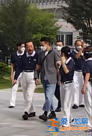 劉德華近況曝光!陪妻子回馬來西亞過年 與富豪舅舅禮佛有說有笑 劉德華近況曝光!陪妻子回馬來西亞過年 與富豪舅舅禮佛有說有笑