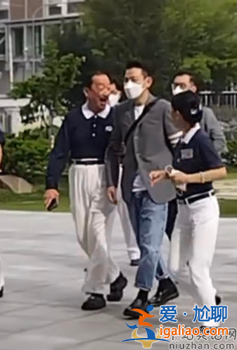 劉德華近況曝光!陪妻子回馬來西亞過年 與富豪舅舅禮佛有說有笑 劉德華近況曝光!陪妻子回馬來西亞過年 與富豪舅舅禮佛有說有笑