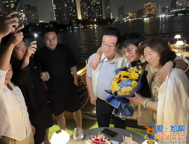 陳思誠攜家人豪華游輪慶生!小女友阮巨疑在現場 網友疑問這是見父母