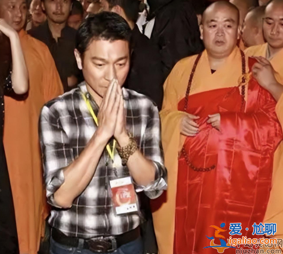 劉德華近況曝光!陪妻子回馬來西亞過年 與富豪舅舅禮佛有說有笑 劉德華近況曝光!陪妻子回馬來西亞過年 與富豪舅舅禮佛有說有笑