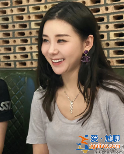 李小萌最新情況!懟臉自拍高鼻梁被指整容引熱議 過(guò)年胖出雙下巴 李小萌最新情況!懟臉自拍高鼻梁被指整容引熱議 過(guò)年胖出雙下巴