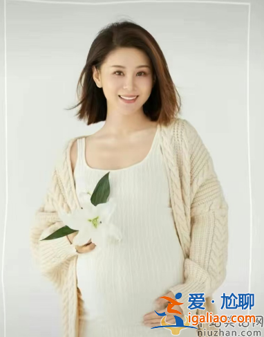 李小萌最新情況!懟臉自拍高鼻梁被指整容引熱議 過(guò)年胖出雙下巴 李小萌最新情況!懟臉自拍高鼻梁被指整容引熱議 過(guò)年胖出雙下巴