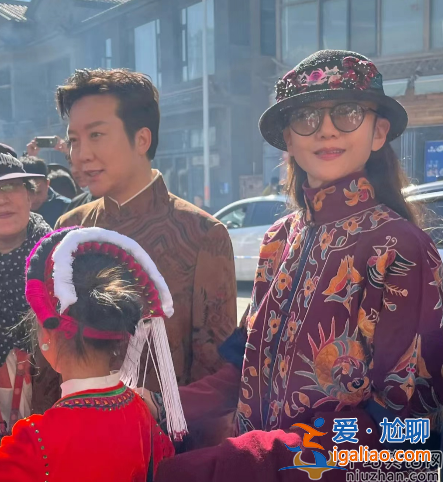 楊麗萍李玉剛胳膊緊挽惹爭議!多天相處惹人生疑 楊麗萍李玉剛胳膊緊挽惹爭議!多天相處惹人生疑