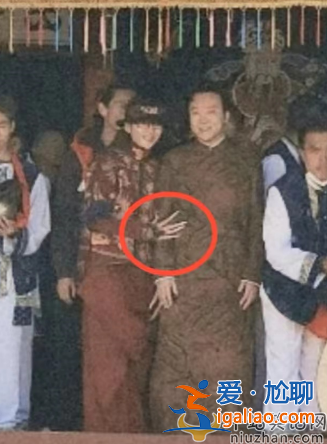 楊麗萍李玉剛胳膊緊挽惹爭議!多天相處惹人生疑 楊麗萍李玉剛胳膊緊挽惹爭議!多天相處惹人生疑