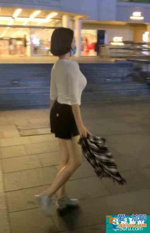 許晴夜走生圖流出 身材前凸后翹性感吸睛？