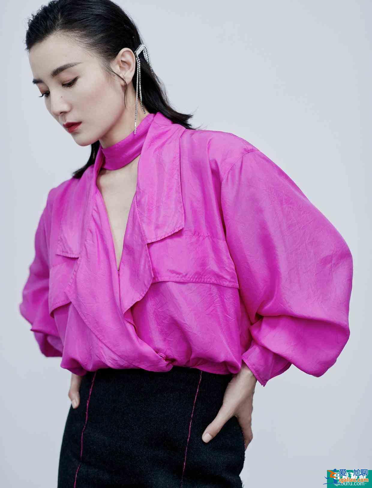 《白色月光》女主宋佳氣場超大，紫色襯衫配開叉裙，美得無處安放？