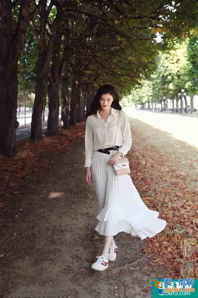 《白色月光》女主宋佳氣場超大，紫色襯衫配開叉裙，美得無處安放？