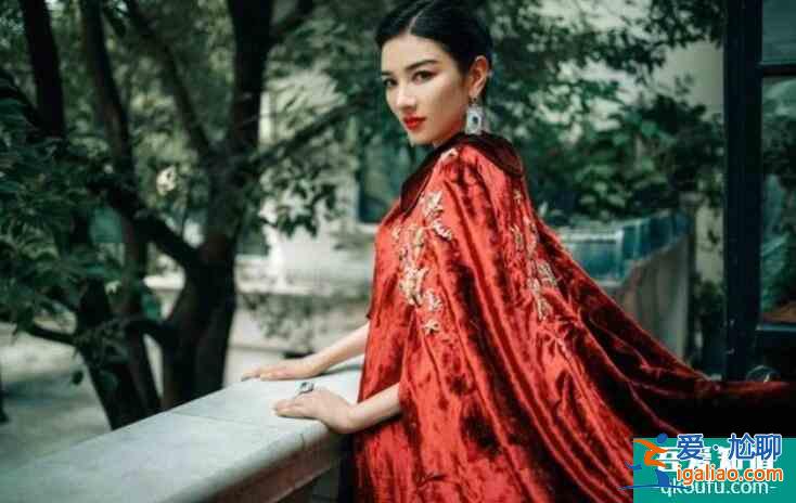 黃奕穿喜慶紅衣發(fā)文 嘴角微微上揚仿佛有喜事發(fā)生？