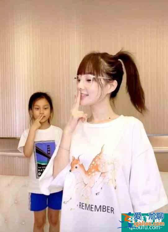 李小璐甜馨皮膚色差 兩人同框形成了大反差令人震驚？