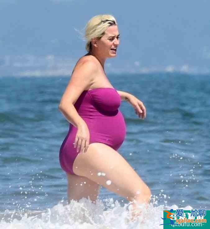 水果姐挺孕肚沖浪 在海中戲水活力十足？