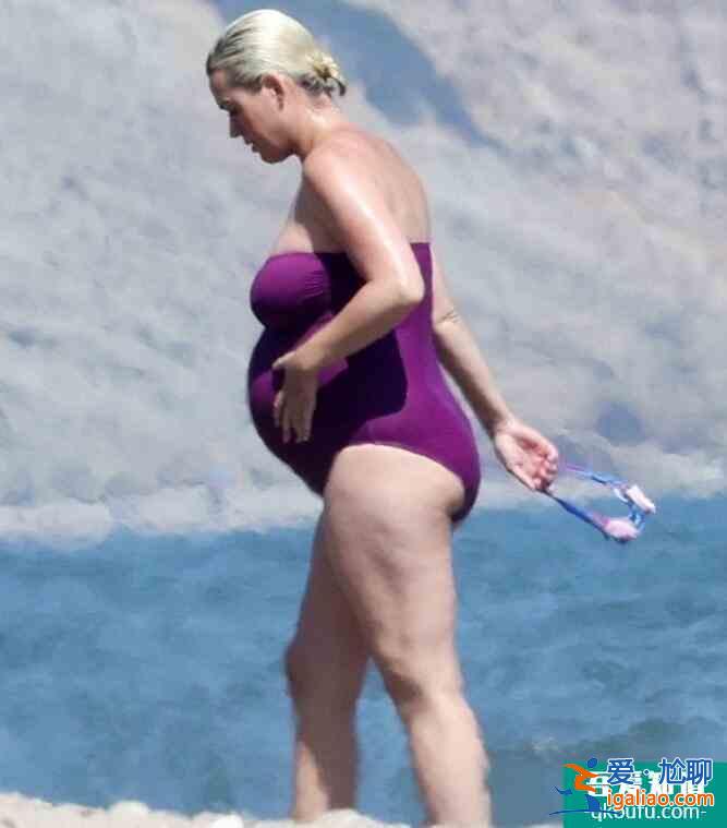 水果姐挺孕肚沖浪 在海中戲水活力十足？