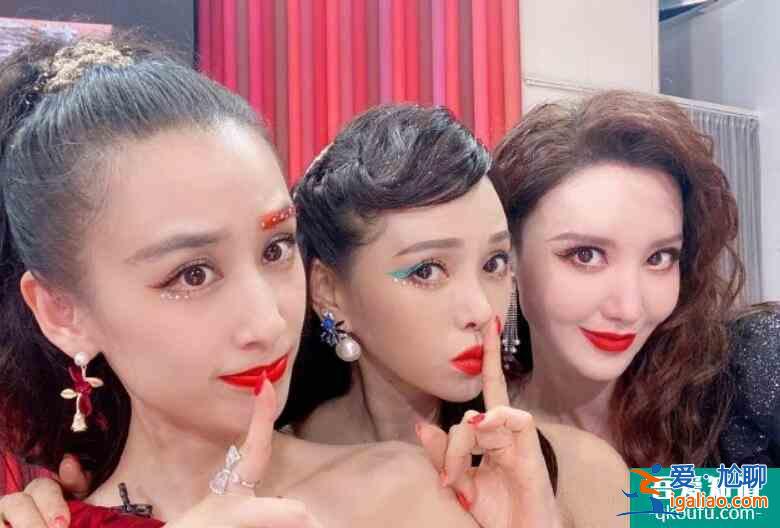 黃圣依張萌同框搞怪 對鏡斗雞眼十分搞怪逗趣？