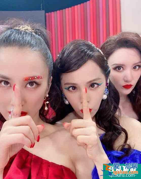 黃圣依張萌同框搞怪 對鏡斗雞眼十分搞怪逗趣？