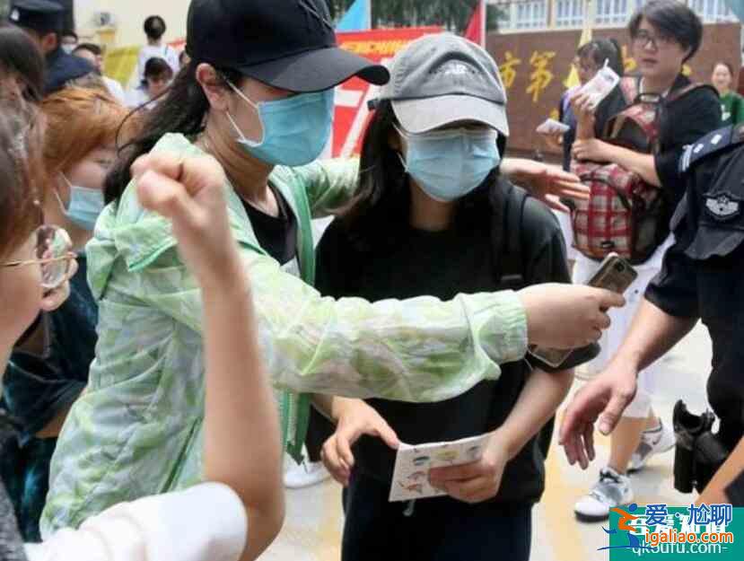 張子楓考場(chǎng)外被圍拍 紛紛拿手機(jī)一陣猛拍現(xiàn)場(chǎng)混亂？