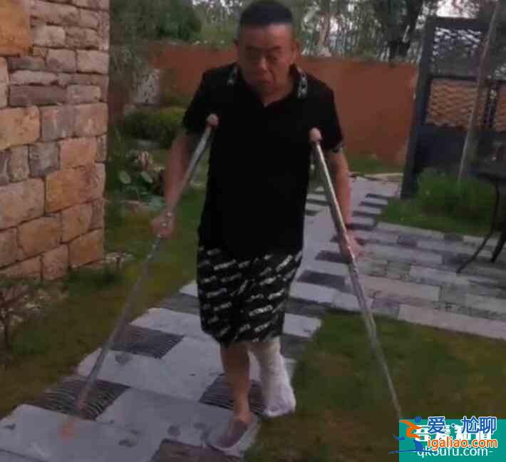 63歲潘長江拍戲意外受傷 左腳打石膏柱拐杖行走困難? 63歲潘長江拍戲意外受傷 左腳打石膏柱拐杖行走困難?