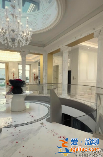 林峯為內地富婆慶生惹爭議！送蛋糕親手戴皇冠 網友調侃給錢就行算什么