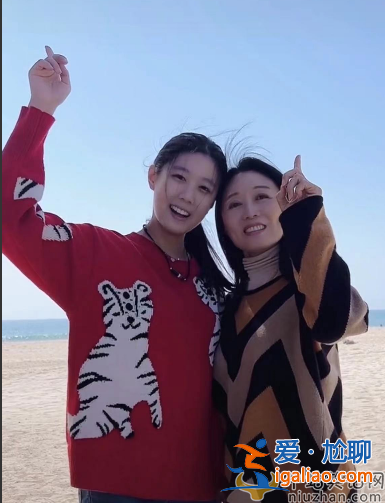 吳瓊和養(yǎng)女罕露面!養(yǎng)女身材妖嬈外形火辣 堪比明星