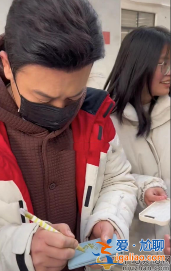 高啟強張頌文被女粉絲圍堵！穿百元鞋太接地氣 身邊沒有保鏢護身