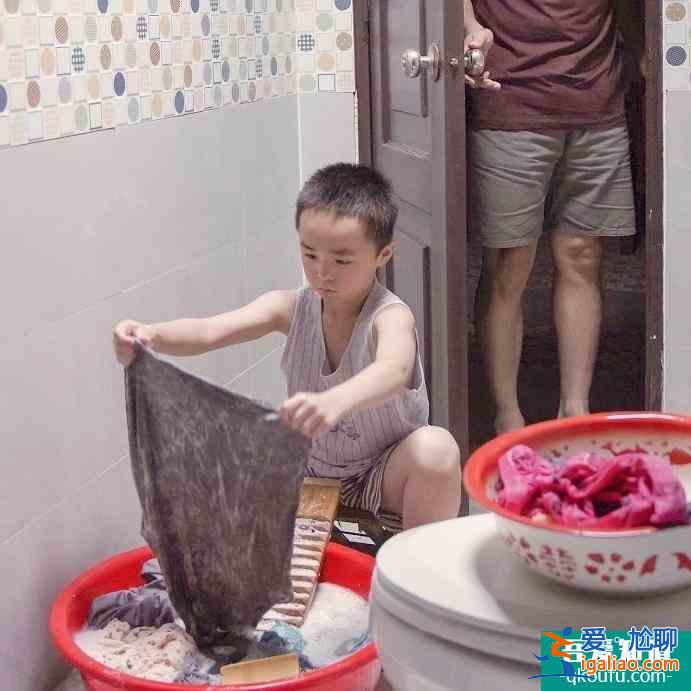 《以家人之名》賀子秋喜歡李尖尖？不，他只是缺少這樣?xùn)|西罷了？