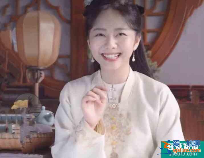 譚松韻青瓷色古裝照 戴發簪盡顯氣質清雅大氣？
