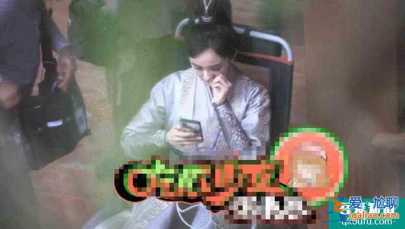 楊冪片場疑對助理甩臉 對助理使眼色心情疑不悅？