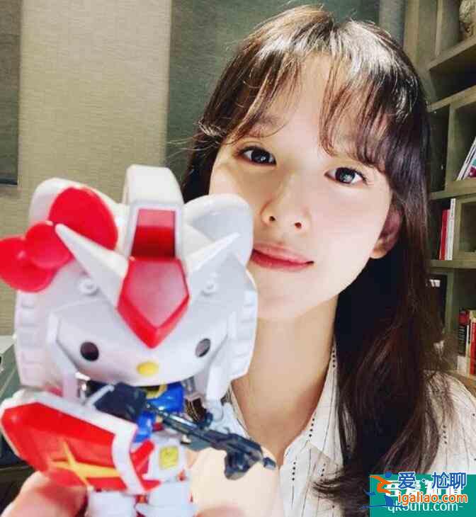 章澤天曬近照清新可愛 對鏡淺笑盡顯少女感滿滿？