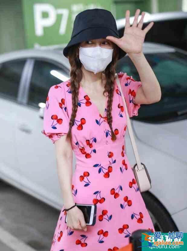 吳昕穿粉裙機場扭秧歌 打扮又美又甜似歡脫少女？