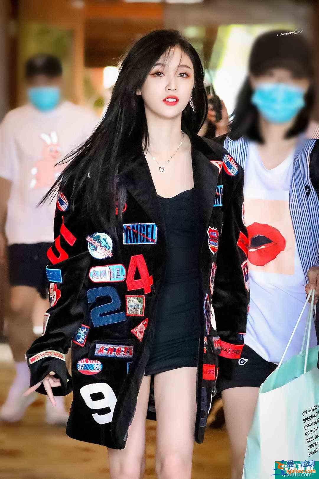 《以家人之名》譚松韻戲里戲外大不同，把西裝當連衣裙來穿，好颯？