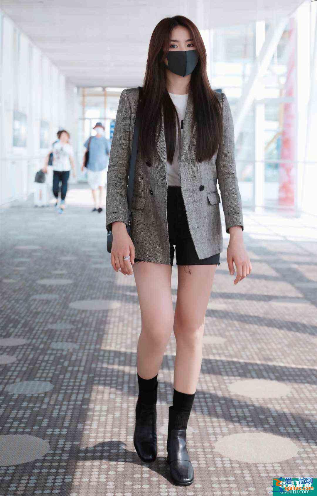 《以家人之名》譚松韻戲里戲外大不同，把西裝當連衣裙來穿，好颯？