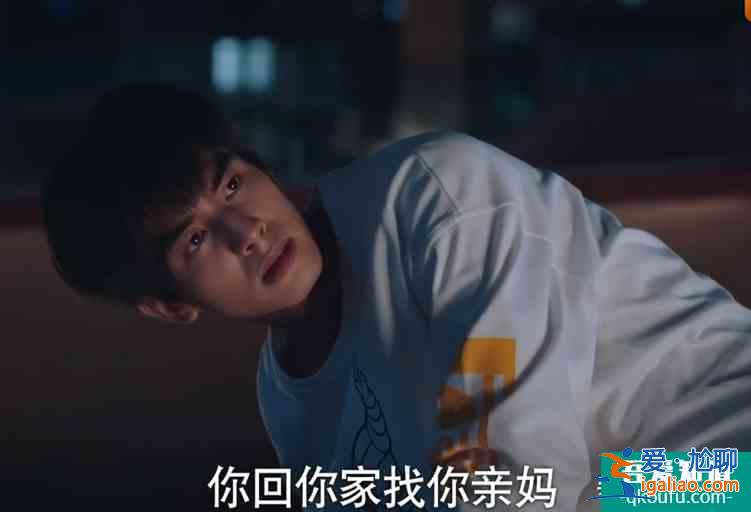 《以家人之名》凌霄出國，賀子秋躲天臺偷看，這段送別戲太好哭了？
