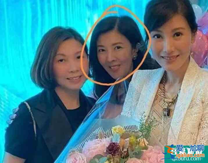 李嘉欣姐姐罕見露面 皮膚光滑緊致保養得當？